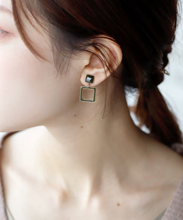 つやつやプレートのシックカラーイヤリング[スクエア]