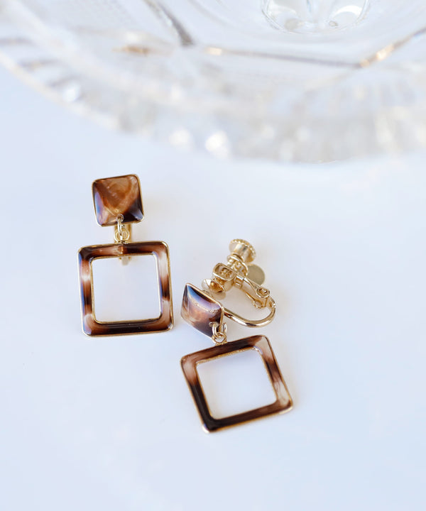 つやつやプレートのシックカラーイヤリング[スクエア]