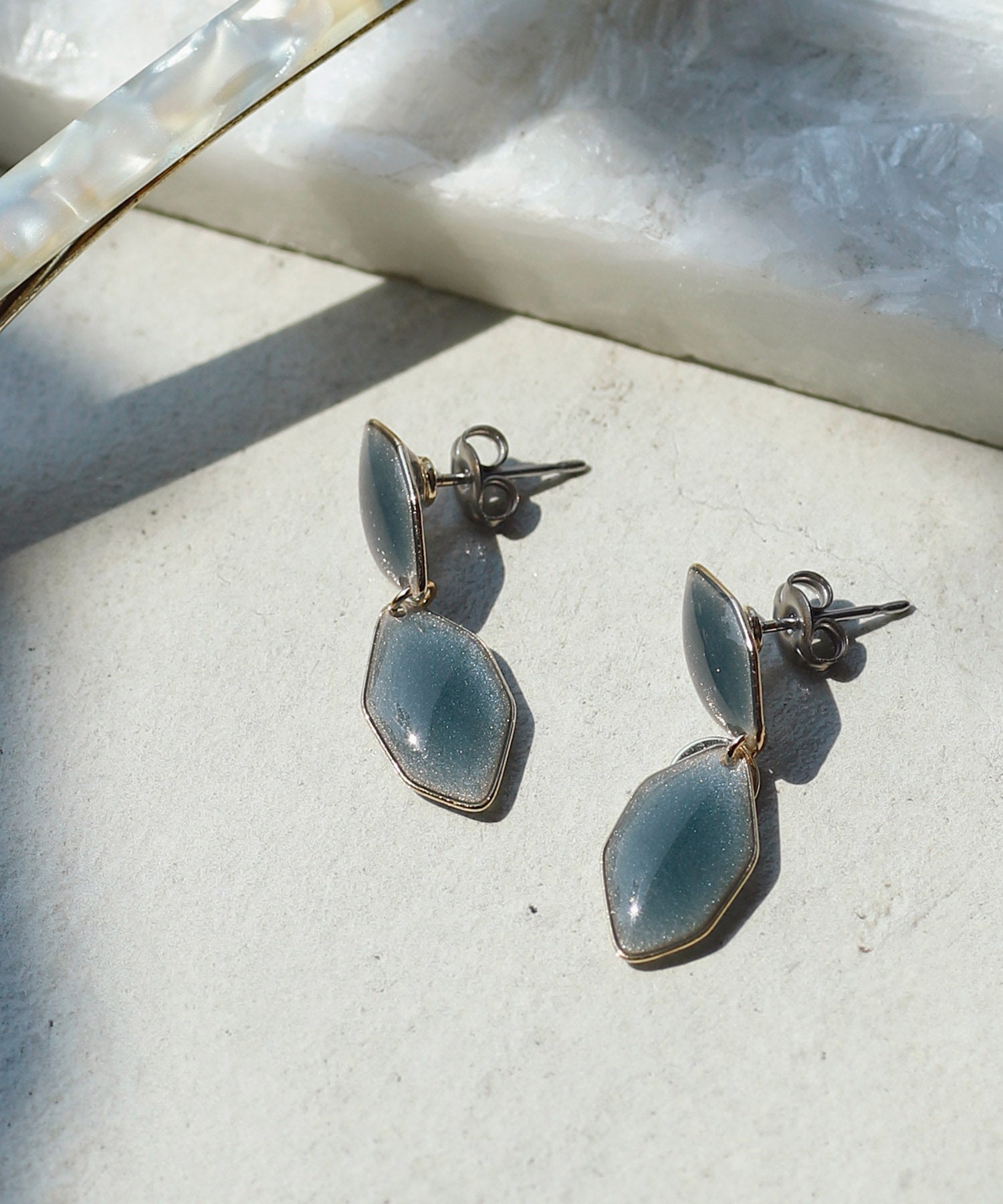 ANEMONE】ダブルヘキサゴンのつやつやミニピアス｜SANPO ONLINE