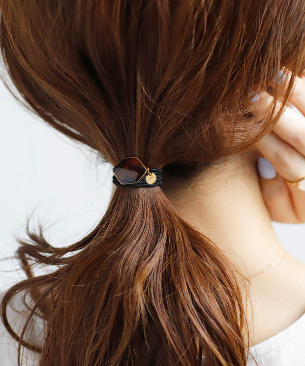 ゴールドフレームの艶めきヘキサゴンプレートのヘアゴム