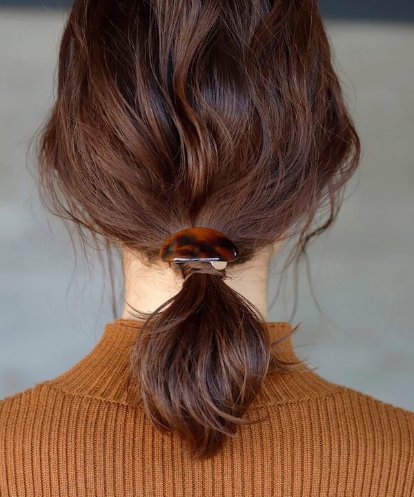 シックカラーの艶めきオーバルヘアゴム