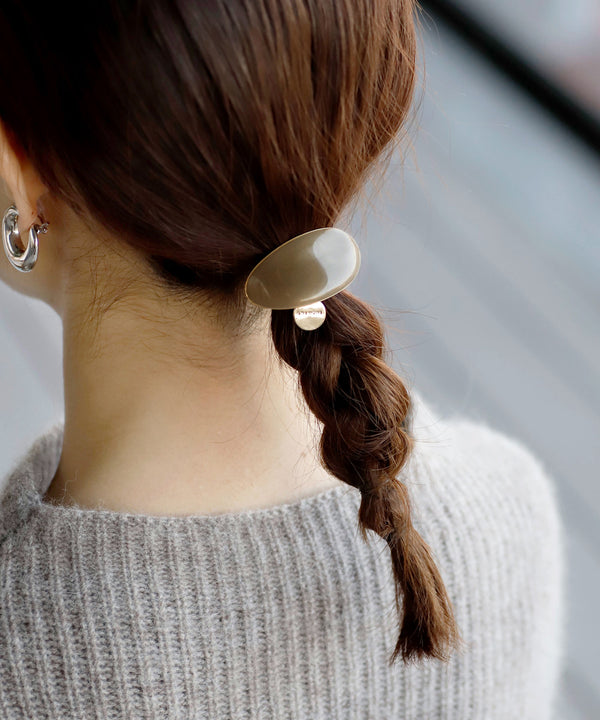 シックカラーの艶めきオーバルヘアゴム