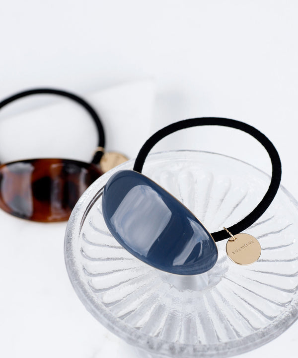 シックカラーの艶めきオーバルヘアゴム