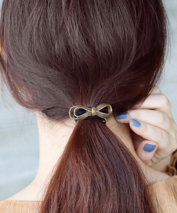シックカラーの艶めきリボンヘアゴム