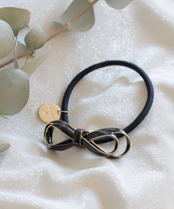 シックカラーの艶めきリボンヘアゴム