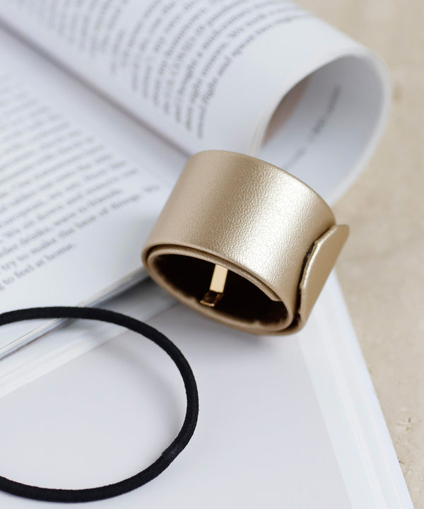 Leather-look belt pony hook