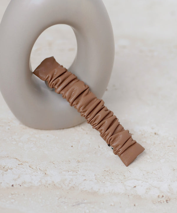 レザー調スクエアギャザーバレッタ