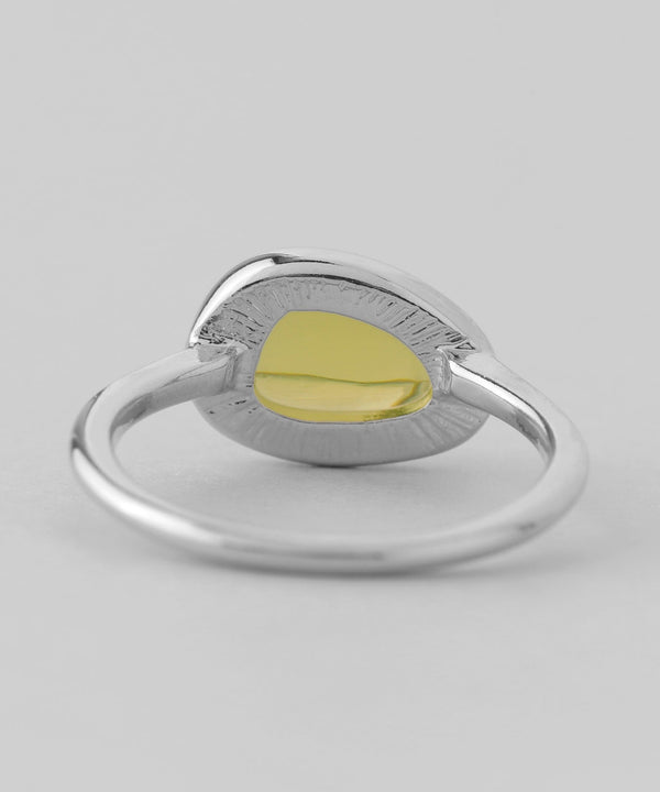 クリアカラーのストーンリング