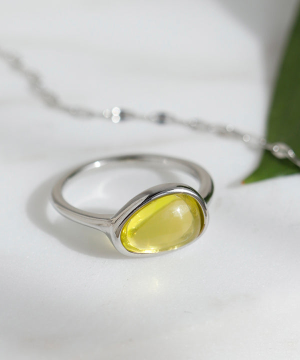 クリアカラーのストーンリング