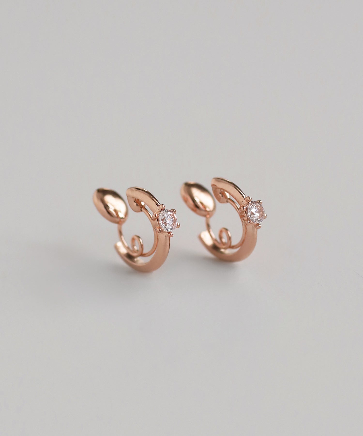 ♡ハンドメイド♡ビジューピアスイヤリング№33 ホワイトビジューイヤリング(ピアス) | iichi 日々の暮らしを心地よく