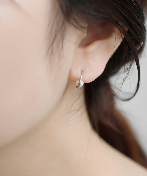 パール×メタルフックピアス