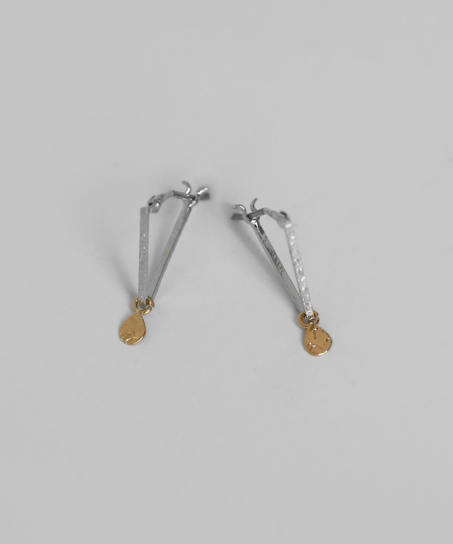 mimi33】コンビカラートライアングルフープピアス[Sheerchic