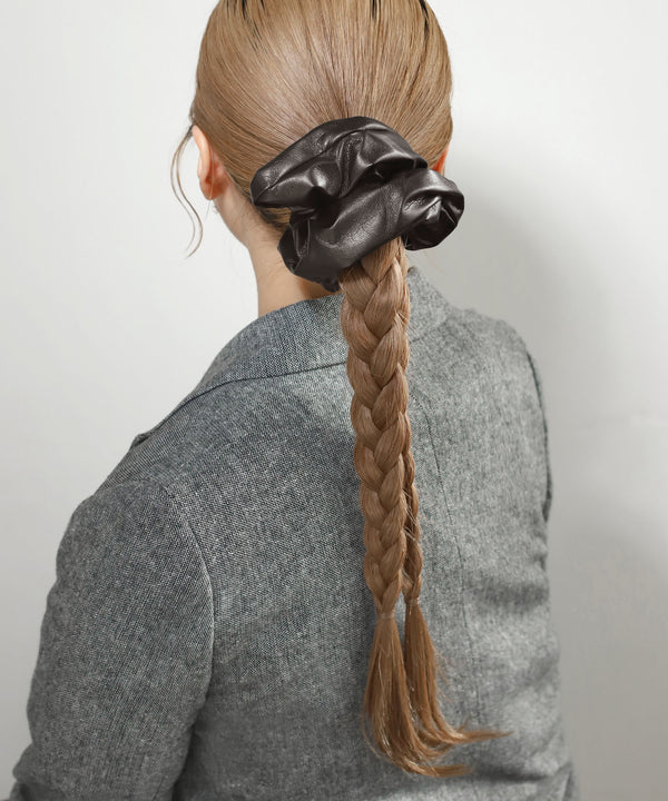 レザー調シュシュ