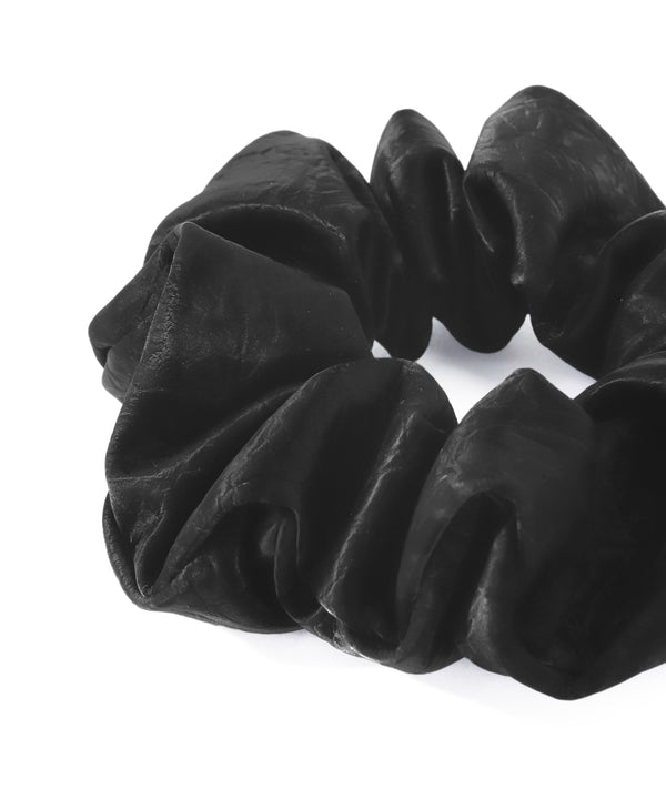 レザー調シュシュ