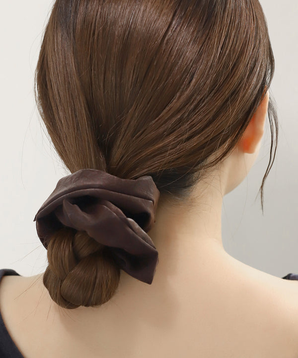 レザー調シュシュ