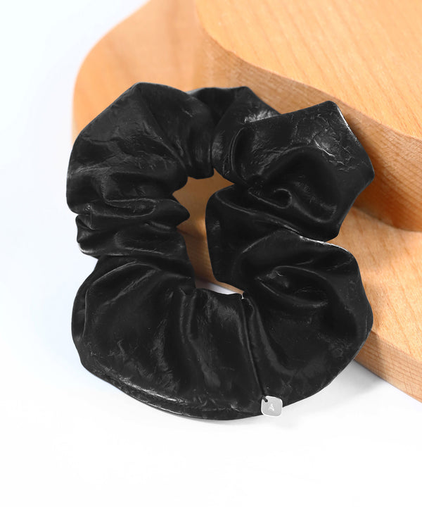 レザー調シュシュ