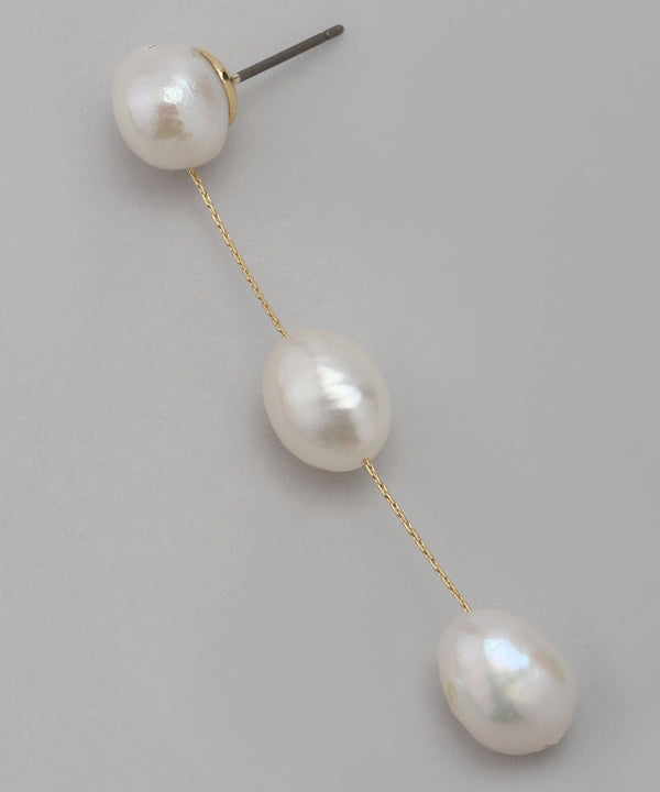 連なりパールが揺れるロングピアス[A]