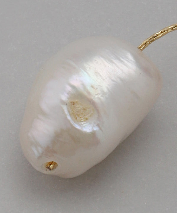 連なりパールが揺れるロングピアス[A]