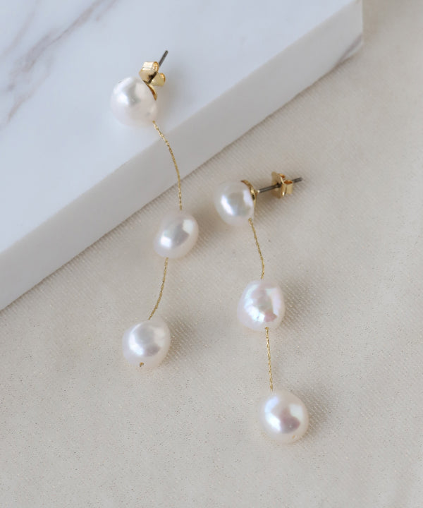 連なりパールが揺れるロングピアス[A]