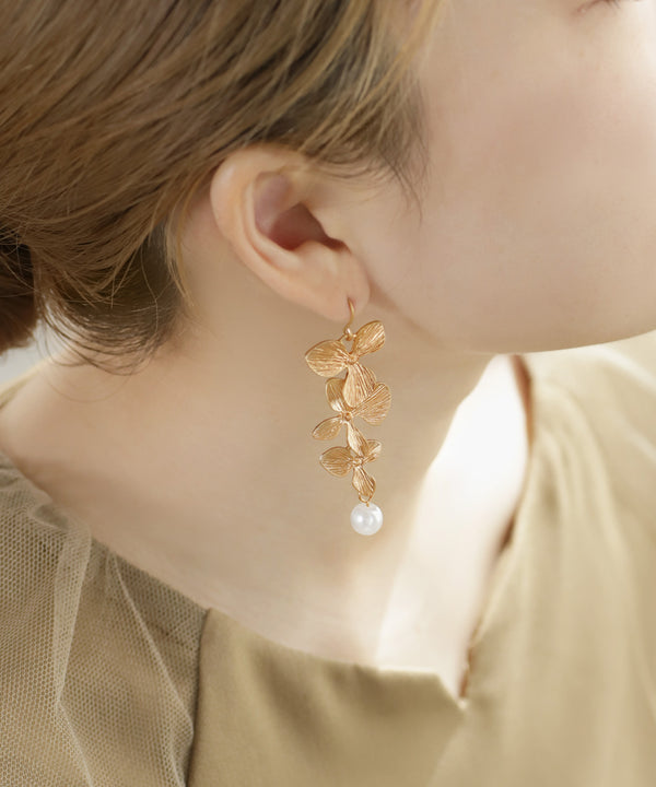 パール×メタルフラワーピアス