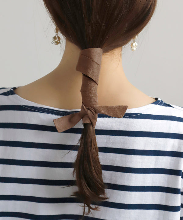 シックカラーのスエード調タイトポニーフック