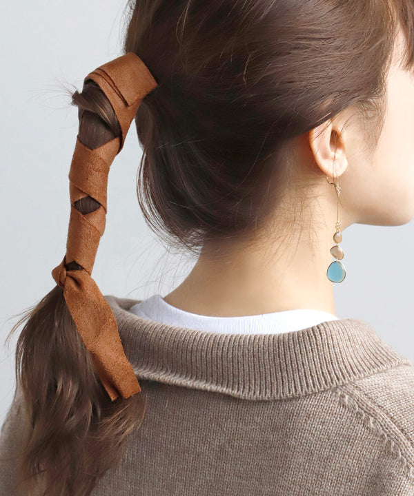 シックカラーのスエード調タイトポニーフック