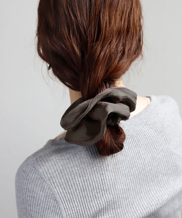 サテン調アンバランスシュシュ