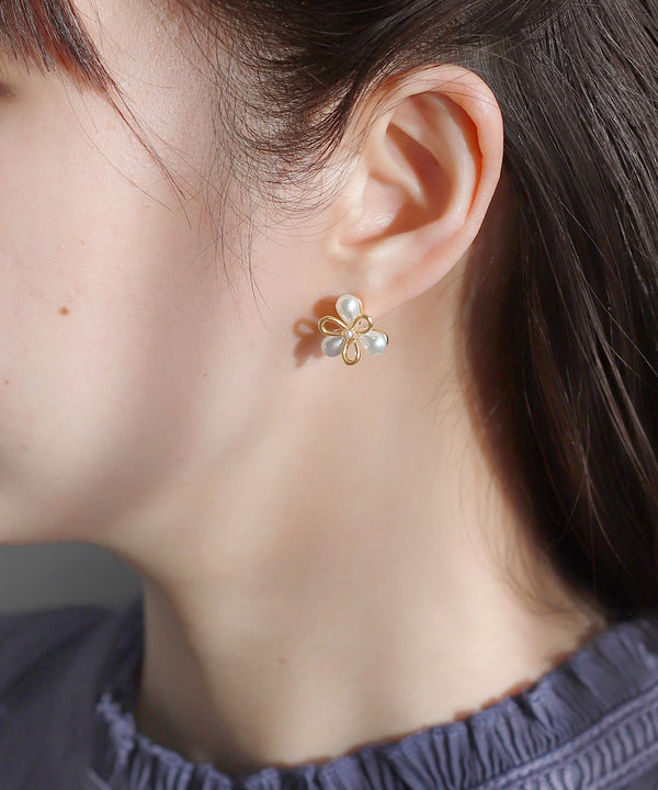 パール×メタルフラワーピアス