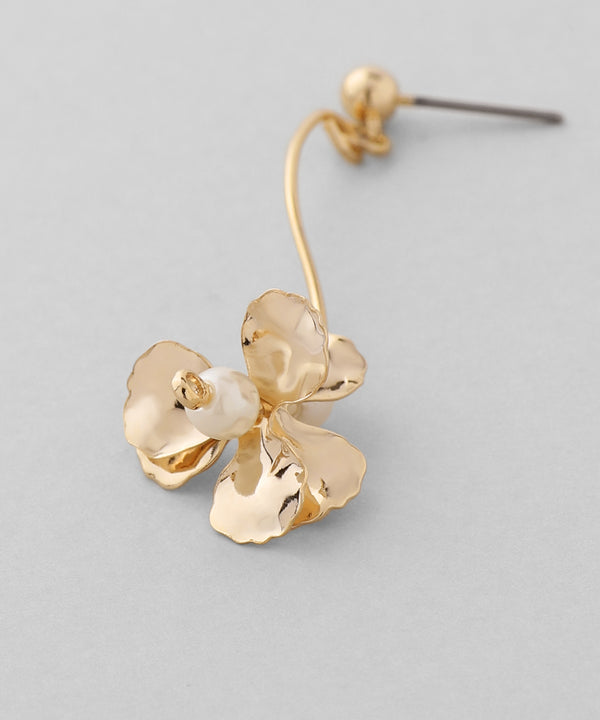 パール×メタルフラワーピアス
