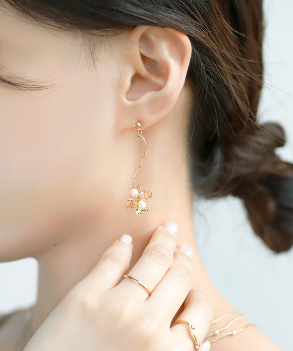 パール×メタルフラワーピアス