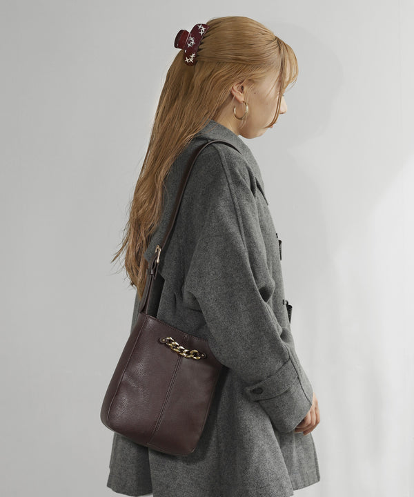 Chain point leather-look shoulder bag