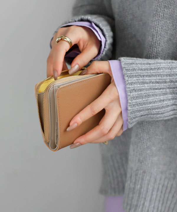 タッセルチャーム付きレザーウォレット