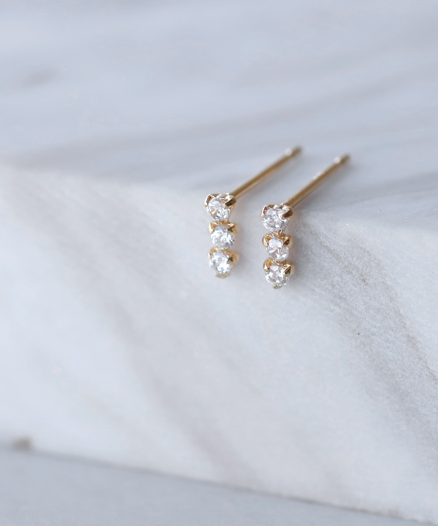 ANEMONE】3連ジルコニアのベーシックピアス[K10]｜SANPO ONLINE