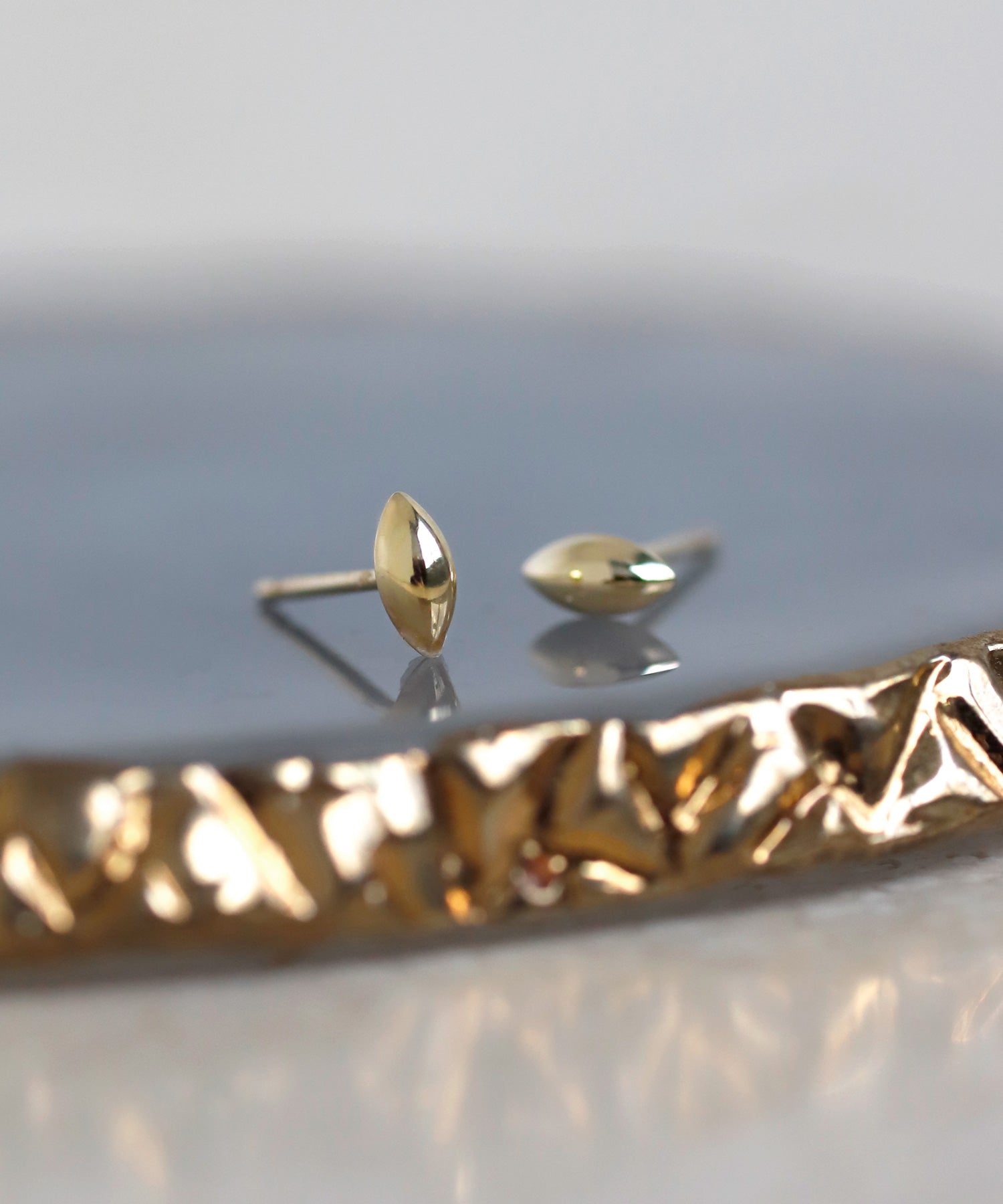 ANEMONE】マーキスシェイプミニピアス[K10]｜アネモネ・シエナロゼ