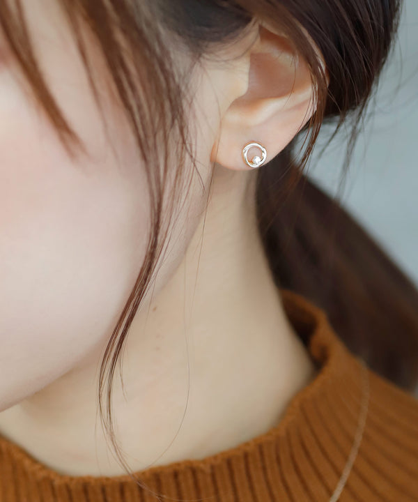 ビジューが煌めくサークルピアス[K10]