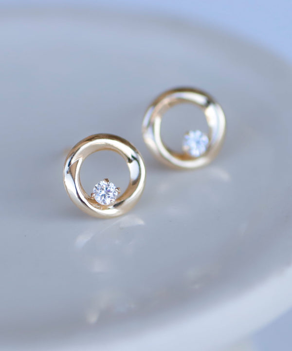 ビジューが煌めくサークルピアス[K10]