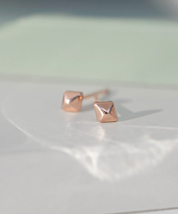 ダイヤシェイプミニピアス[K10]
