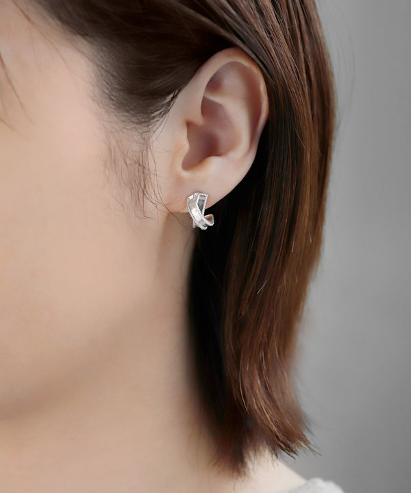 Cross metal milgrain earrings