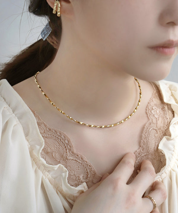 [SANPO ONLINE Exclusive] Twisted Line Metal Neck Choker