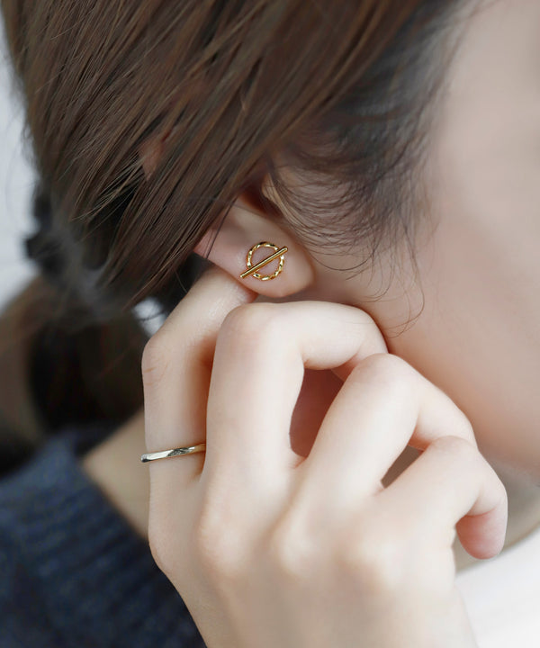 【ステンレス】ツイストラウンド×メタルバーピアス[TESHIGOTO]