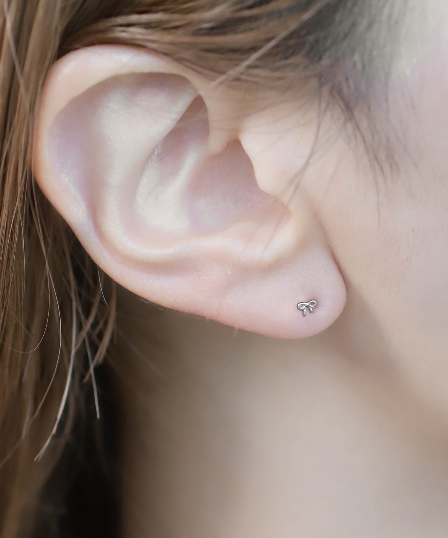 ANEMONE】【ステンレス】リボンミニピアス[TESHIGOTO]｜アネモネ