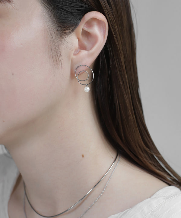 [Stainless Steel] Pearl & Loop Design Pierced Earrings [TESHIGOTO]