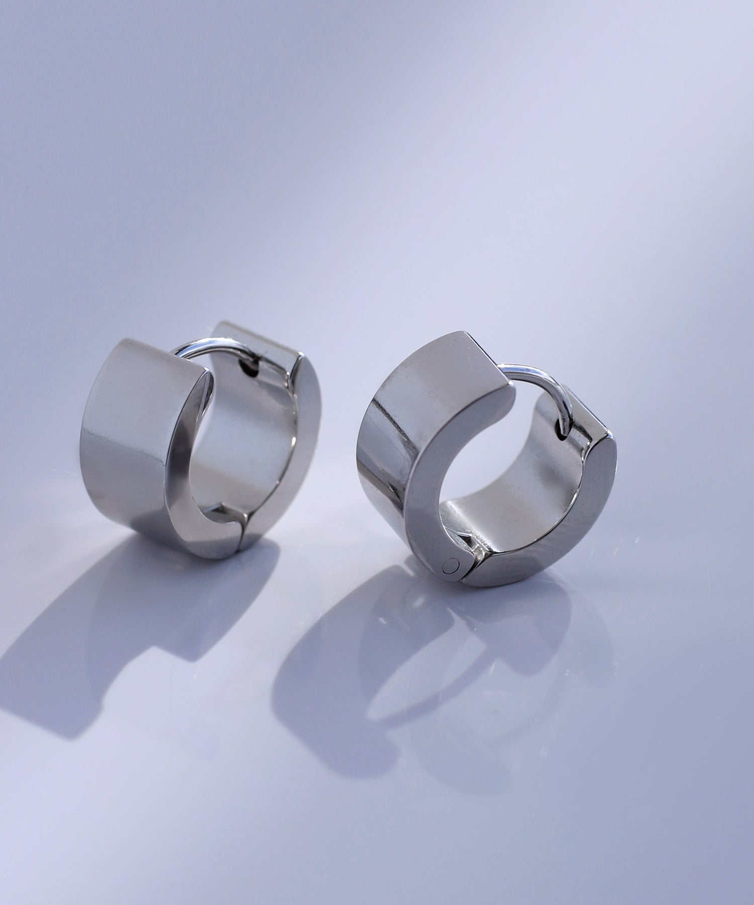 mimi33】【ステンレスIP】ワイドフープピアス[Ownideal]｜SANPO ONLINE