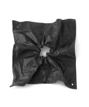 【オンライン限定】レザー調スクエアシュシュ