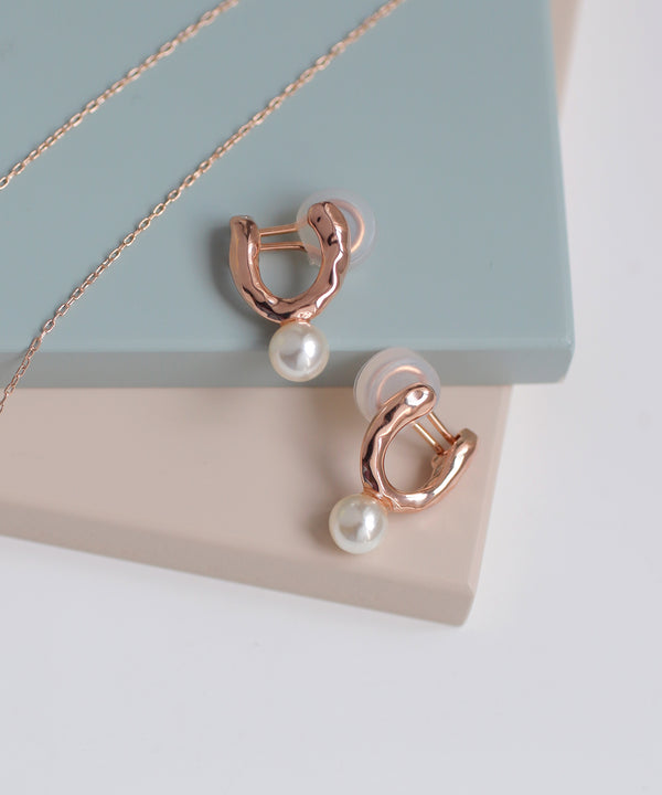 [SANPO ONLINE Exclusive] Pearl x Metal Convolve Earrings [A]