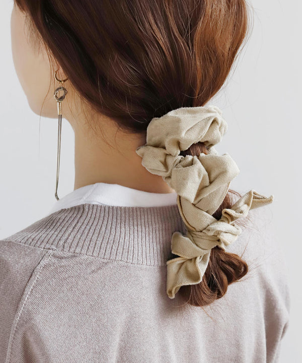 シックカラーのスエード調リボンシュシュ