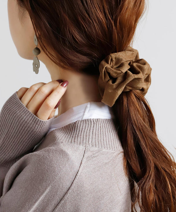 シックカラーのスエード調リボンシュシュ