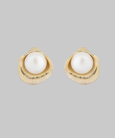 Pearl and nuanced metal earrings