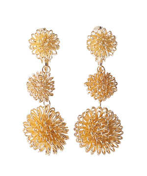 ポンポンフラワーの連なりイヤリング