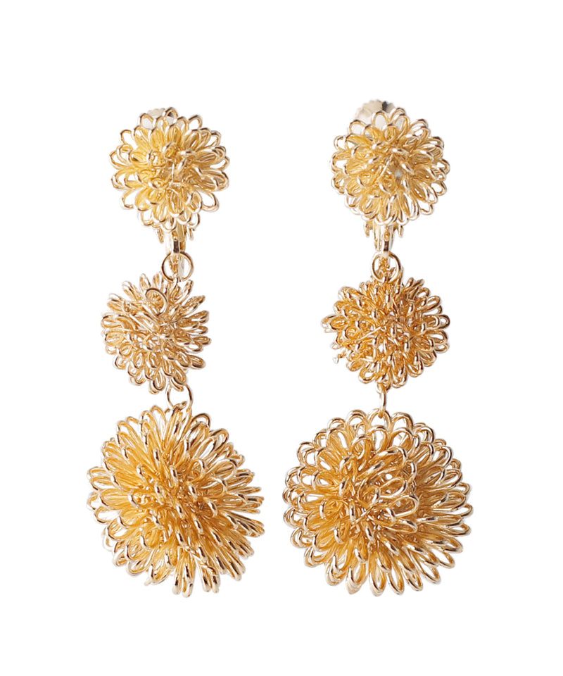 ポンポンフラワーの連なりイヤリング